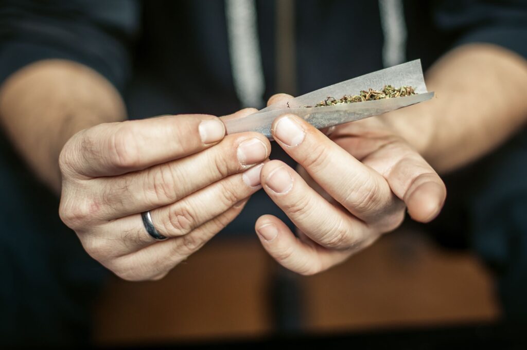 A Few Tips for Rolling a Marijuana Joint